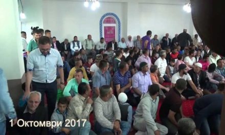 Марјан Ристески влезе во џамија во Прилеп да моли за гласови, а граѓаните му свртија грб!