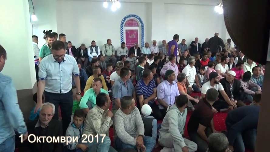Марјан Ристески влезе во џамија во Прилеп да моли за гласови, а граѓаните му свртија грб!