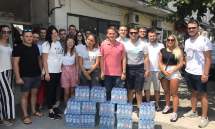 Младите социјалдемократи делеа флаширана вода за пиење во центарот на Прилеп