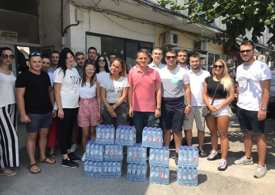 Младите социјалдемократи делеа флаширана вода за пиење во центарот на Прилеп