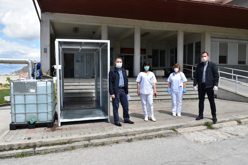 Претседателот на прилепските социјалдемократи, Миле Талевски и неговото семејство донираа тунел за дезинфекција за прилепската болница