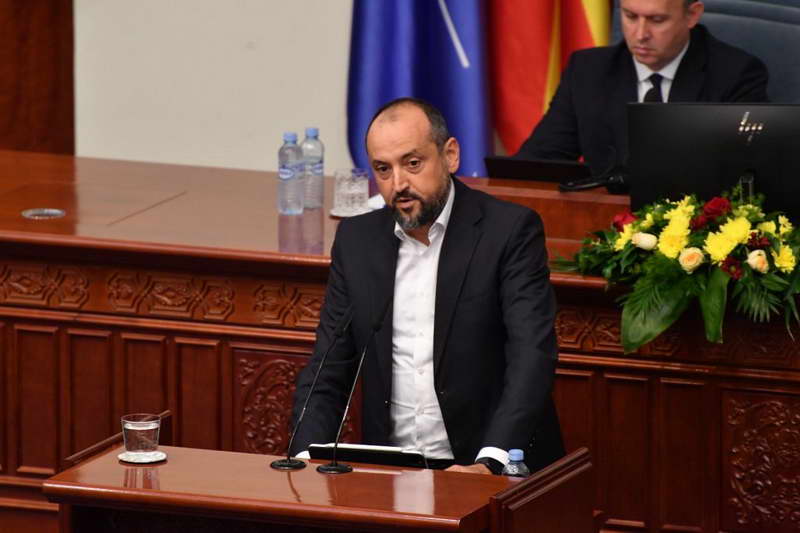 Битиќи: Додека владата купува мебел и автомобили, илјадници семејства со платите не можат да го поминат месецот